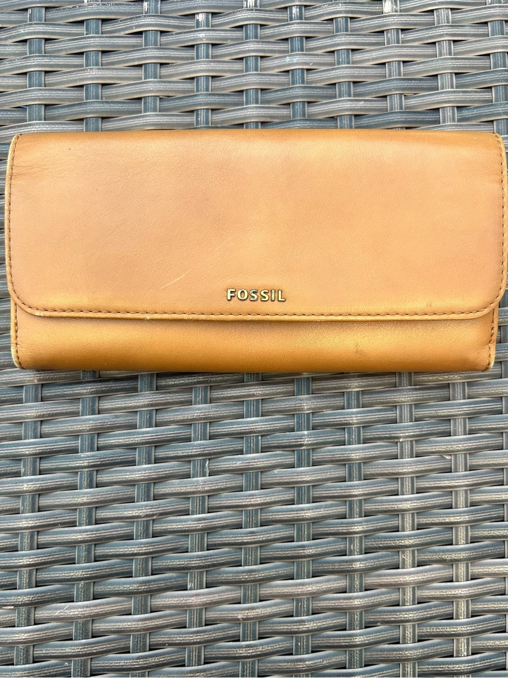 Fossil Women's Leather checkbook style Wallet - Tan